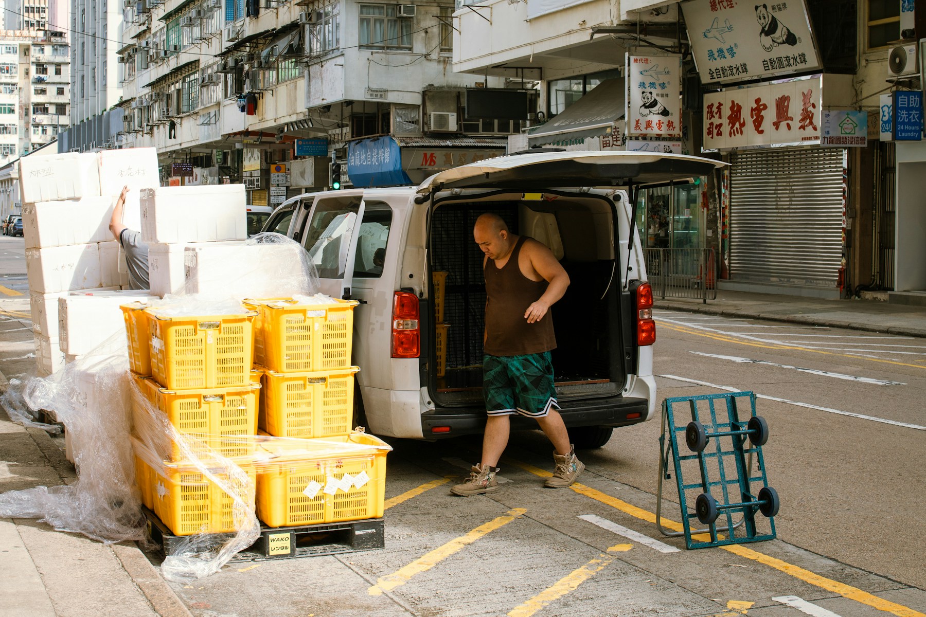 Freight loading and local delivery coordination